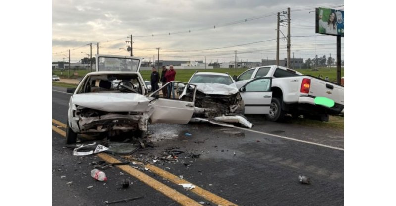  Araranguá / Acidente com três carros deixa motorista preso às ferragens e mobiliza helicóptero