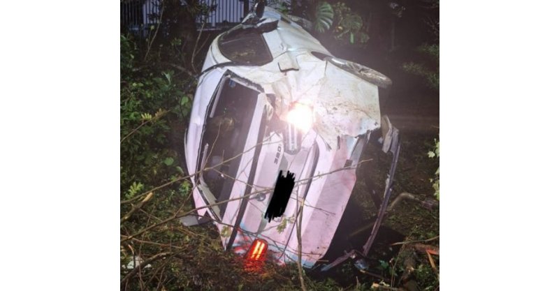  Braço do Norte. / Duas pessoas ficam feridas após carro sair da pista e capotar na SC-370