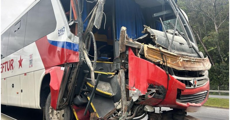  Ilhota / Ônibus fica destruído e 6 pessoas acabam no hospital após batida na BR-470, em SC