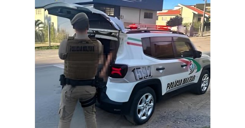  Imaruí / foragido é preso pela PM em pleno dia desse sábado ao tentar se esconder em comércio