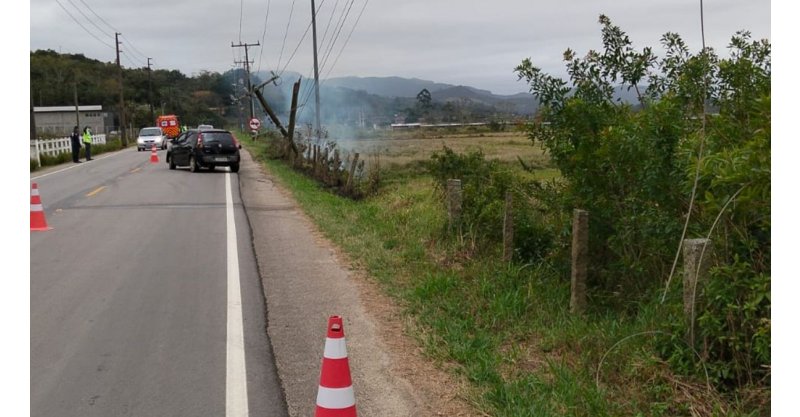  Imaruí /  Motorista sai “ileso” após colisão derrubar fios de alta tensão sobre carro na SC-437