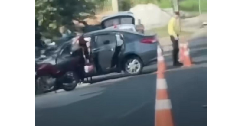  Imbituba / Carro bate em poste e deixa uma pessoa ferida em avenida movimentada na manhã desta quinta-feira 