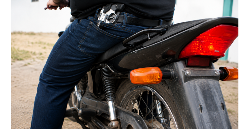  Imbituba / EXTORSÃO / Homem perde R$ 3 mil e celular após assaltante armado e de moto o ameaçar 