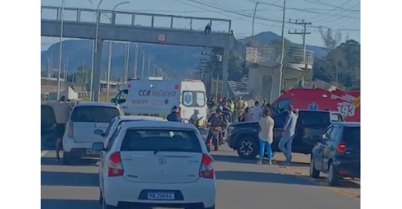  Imbituba / homem ameaça se jogar de viaduto e interdita a BR-101, na manhã desta segunda-feira