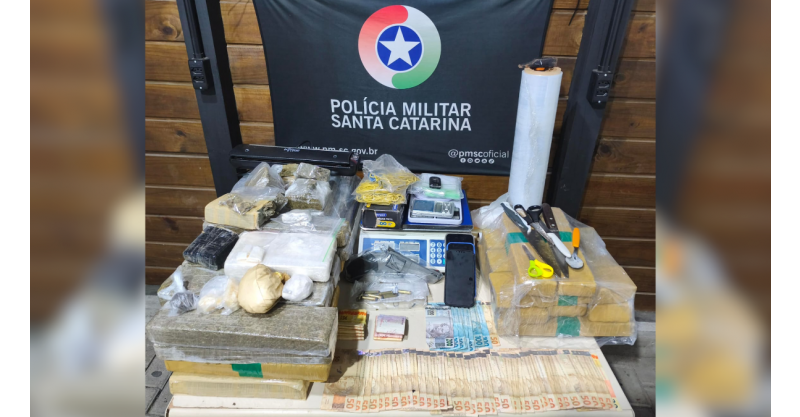  Imbituba / Mais de R$4,3 mil, drogas e arma de fogo são apreendidos e dupla é presa durante operação da PM 