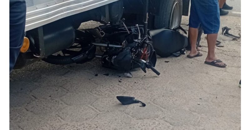  Imbituba / Moto para debaixo de caminhão e motociclista fica gravemente ferido