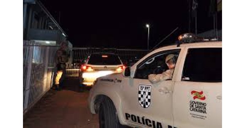  Imbituba/homem em prisão domiciliar desrespeita ordem/parada em área de tráfico/foge em alta velocidade/é detido pela PM