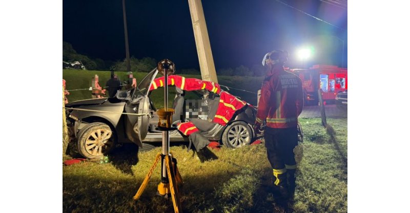  Laguna / Mulher morre e duas ficam feridas após carro cair de barranco e bater em poste