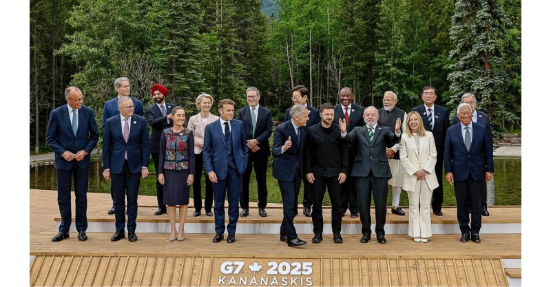Ô Lula, a foto! Presidente se distrai e vira alvo de risos na foto oficial do G7