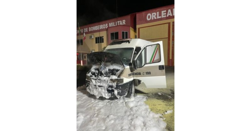  Orleans / Viatura da Polícia Militar pega fogo em frente a quartel