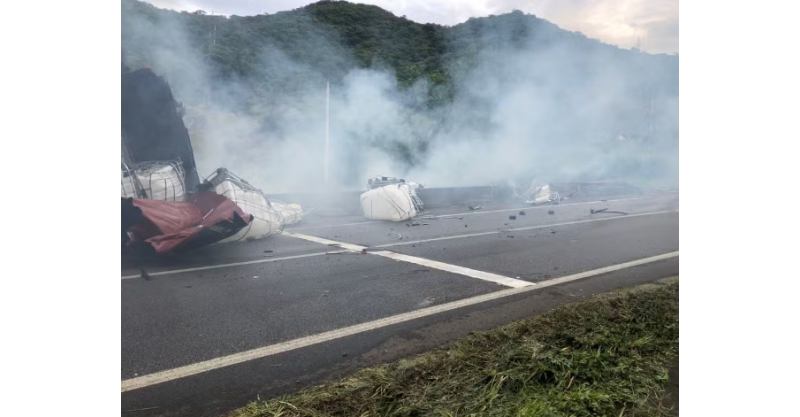 Paulo Lopes / Carreta carregada com produto químico tomba e interdita faixa da BR-101 na Grande Florianópolis