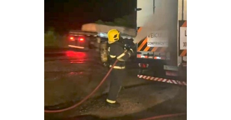  Paulo Lopes / incêndio atinge caminhão bitrem na BR-101 e destrói metade de carga de copos plásticos