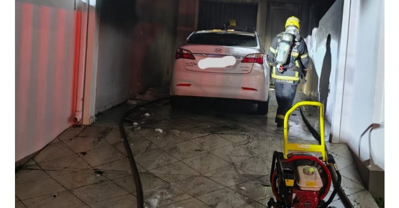  Tubarão / Homem acorda com alarme e encontra carro em chamas dentro de garagem