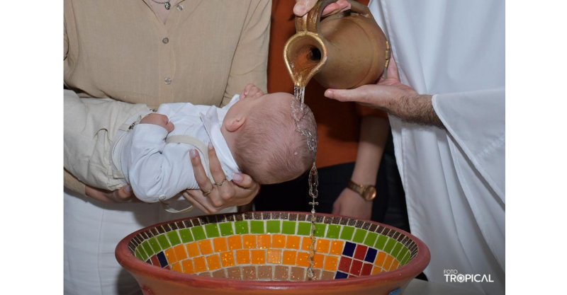 Abençoou essa criança’: imagem de terço se forma na água durante batismo em SC