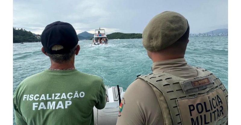 Acabou a festa: Lancha superlotada é lacrada e apreendida durante operação no Caixa d’Aço em SC
