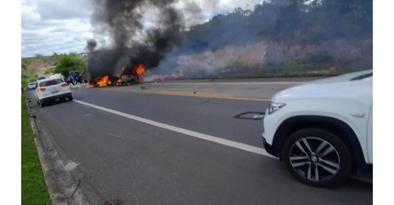 Acidente com 10 mortos na BR-101: batida frontal provoca incêndio e nuvem de fumaça