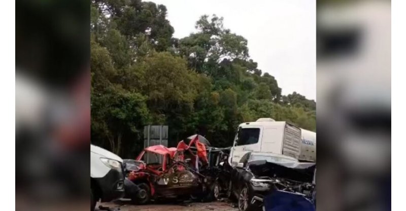 Acidente com sete veículos deixa três mortos e interdita BR-116 em SC