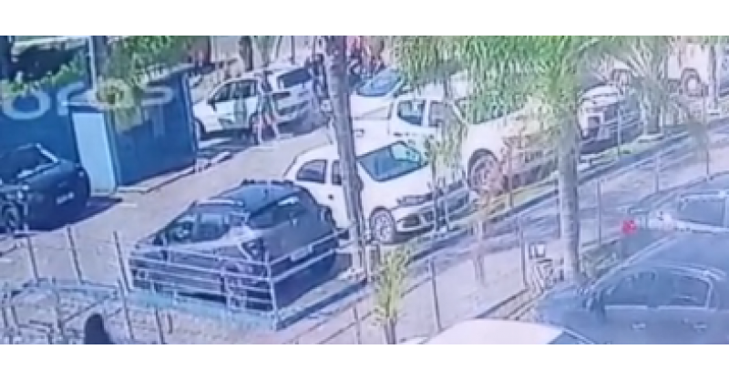 Acidente em frente à prefeitura de Imbituba deixa jovem paraplégico; câmera flagrou carro cortando à frente do motoclista