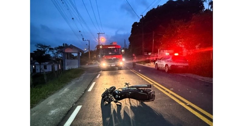 ACIDENTE EM IMARUÍ / Motociclista fica ferido, com suspeita de fratura, após colidir contra carro na SC-437
