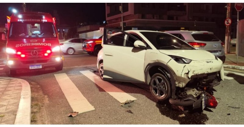 Acidente entre 3 veículos deixa motociclista ferido no bairro Estreito, em Florianópolis