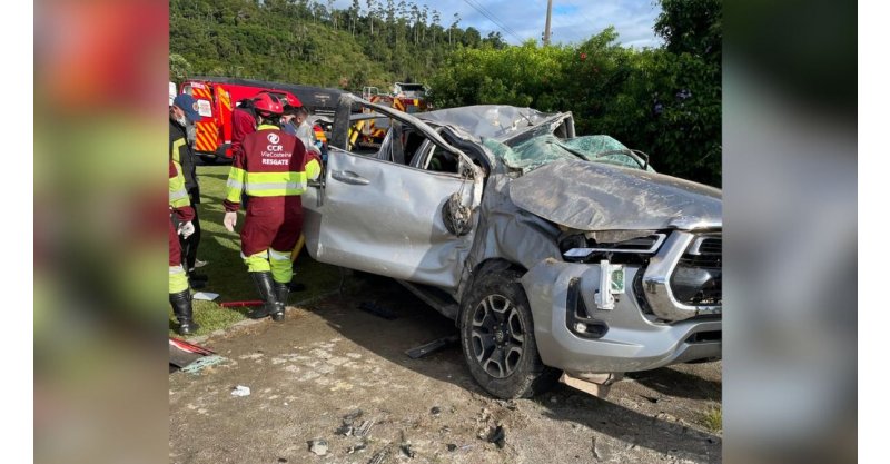 Acidente entre caminhão boiadeiro e caminhonete deixa cinco feridos na BR-101 em Imbituba