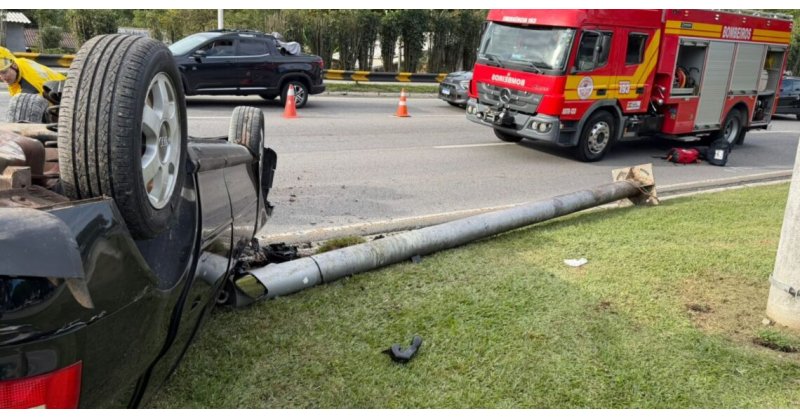 Acidente na Avenida Beira-Mar Norte, em Florianópolis, mobiliza bombeiros após carro capotar e atingir poste