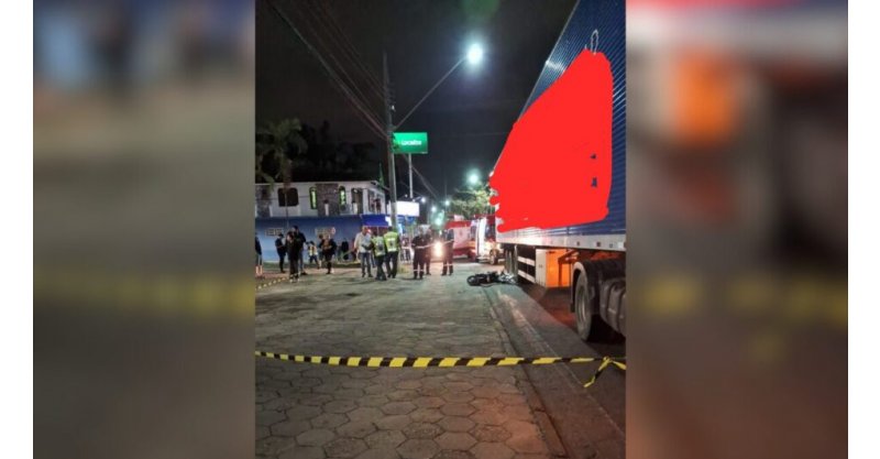 Adolescente em scooter morre em acidente com caminhão em SC