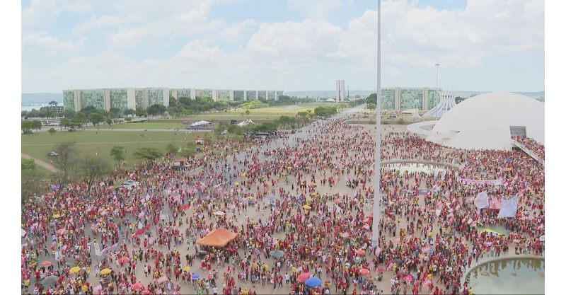 Apoiadores de Lula fazem ato no centro de Brasília