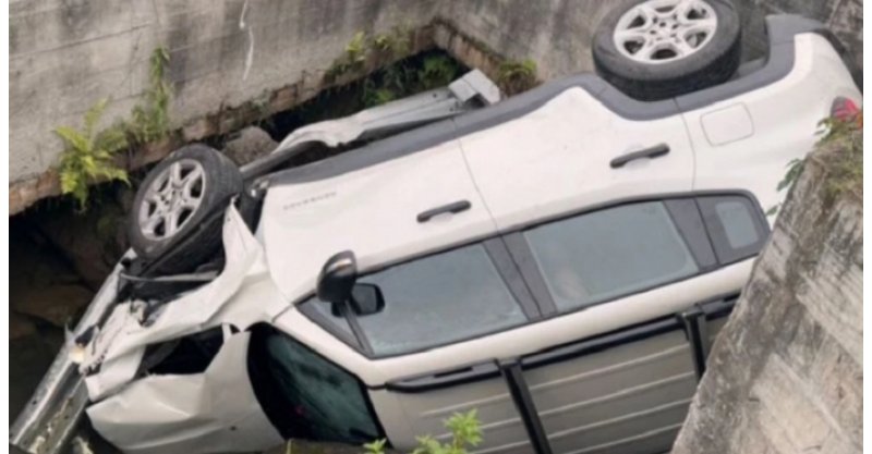 Após perseguição policial/criminosos que furtaram Jeep em pousada/Imbituba batem e capotam carro e são presos/Florianópolis