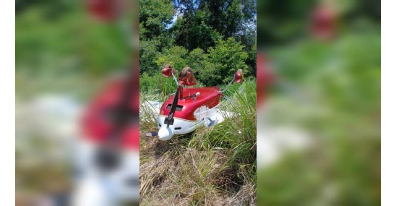 Avião para de cabeça para baixo após pouso de emergência em plantação em SC