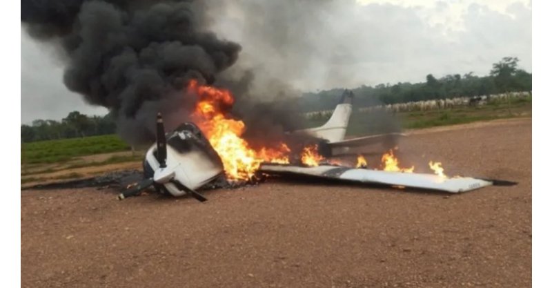 Avião suspeito vindo da Bolívia entra em território brasileiro e é interceptado pela FAB; piloto põe fogo na aeronave e desaparece em MT