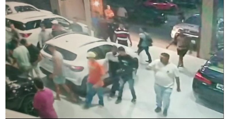 Bando invade concessionária, rende funcionários e foge com 11 carros em SC