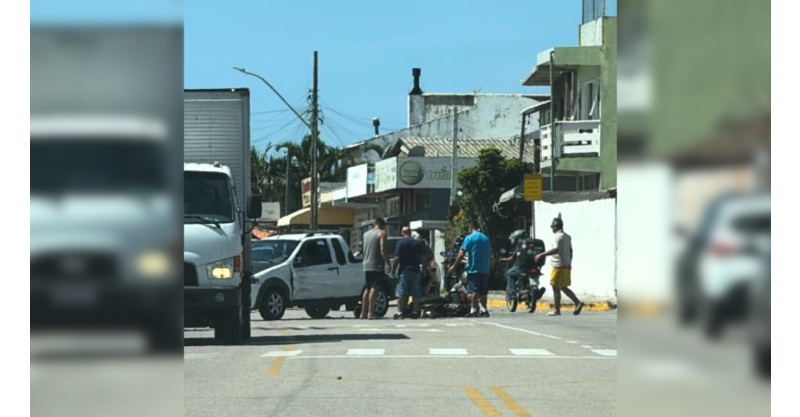 Batida entre carro e moto em avenida movimentada deixa vítima ferida em Imbituba