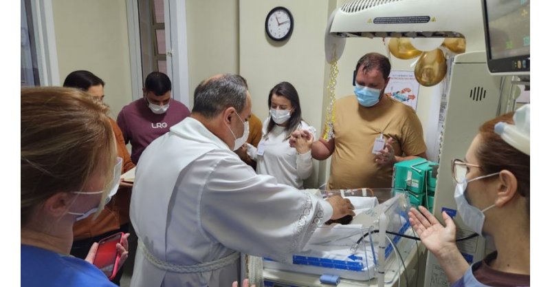 Bebê de 18 dias é batizado na UTI Neonatal de hospital em Tubarão