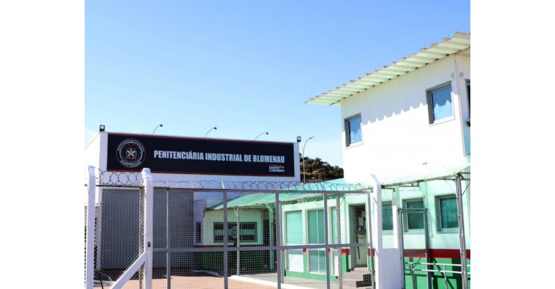 Blumenau / Advogada levanta saia para cliente preso se masturbar dentro de penitenciária 
