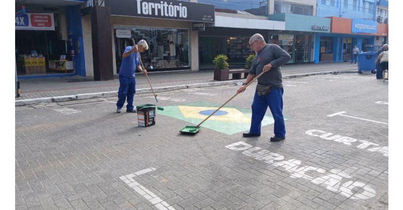 BRASIII / Calçadão de Imbituba recebe pintura especial para a Copa do Mundo; veja fotos