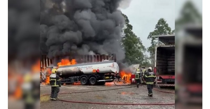 Caminhão-tanque pega fogo em pátio de transportadora em Criciúma