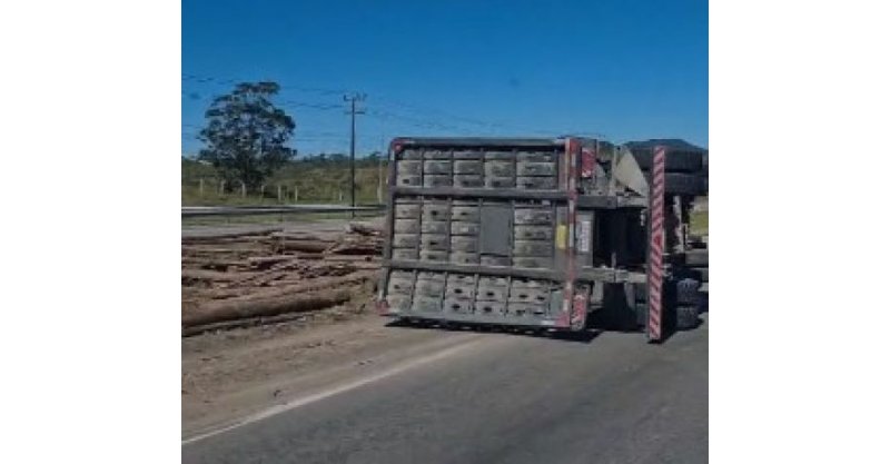 Caminhão tomba e interdita pista da BR-101 em Imbituba