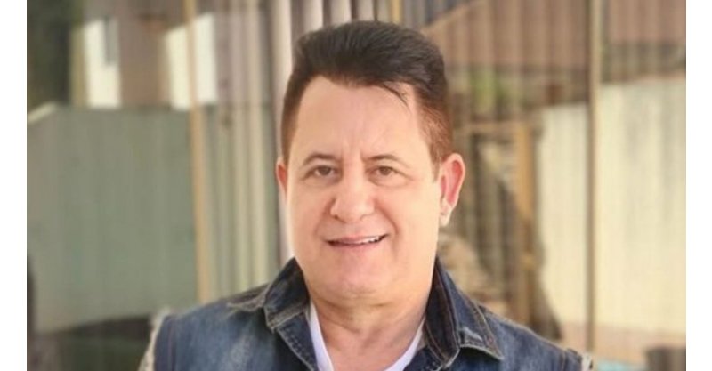 Cantor Marrone se distrai em show, cai de palco e é levado ao hospital; veja quadro de saúde