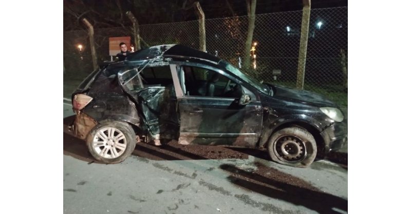 Capivari de Baixo / Homem morre e outras duas pessoas ficam feridas após carro bater em poste