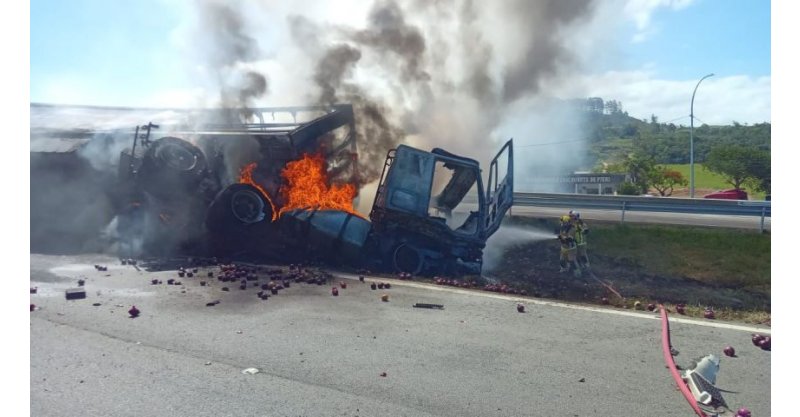 Carreta carregada com cebola tomba e pega fogo na BR-101