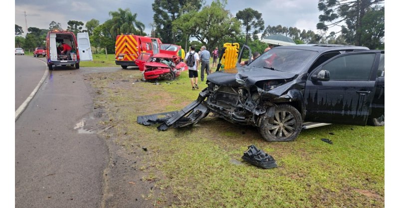 Casal morre e bebê fica em estado grave após carro onde estavam colidir com picape em SC