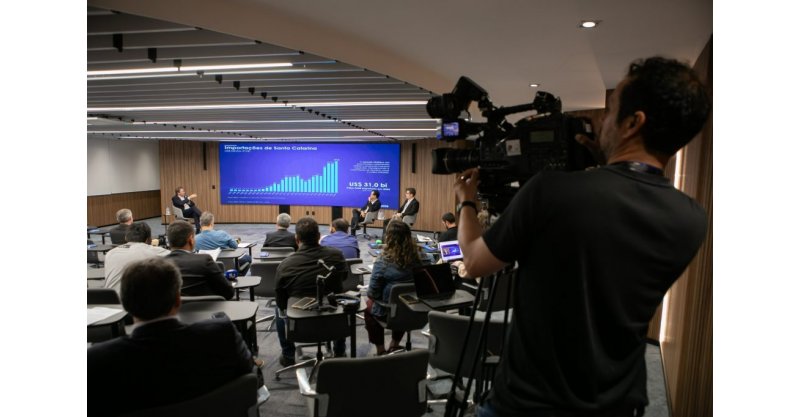 Cenário fiscal pressiona juros e afetará crescimento em 2025, diz FIESC