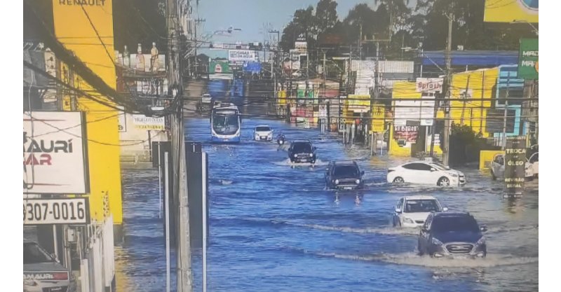 Ciclone em SC: maré alta causa alagamentos e complica trânsito em Florianópolis