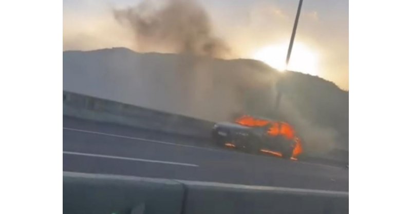 Colisão deixa trânsito lento na volta para casa pós-feriado; carro pega fogo