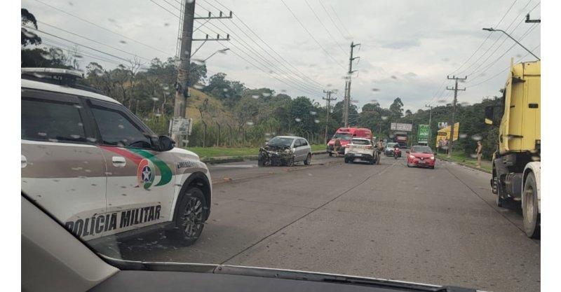 Colisão entre caminhão e carro destrói veículo e deixa motorista ferido em Imbituba