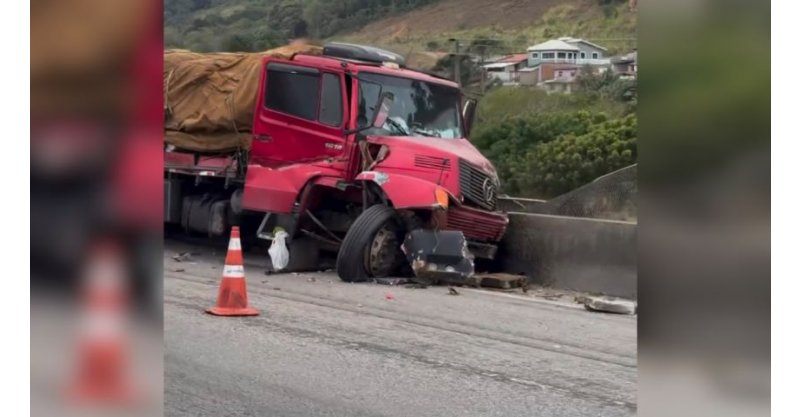 Colisão entre carreta e caminhão interdita faixa da BR-101 em Imbituba