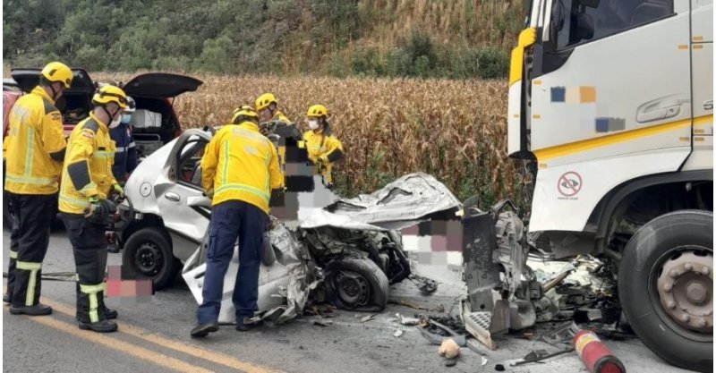 Colisão entre carro e carreta deixa quatro mortos em rodovia federal de SC