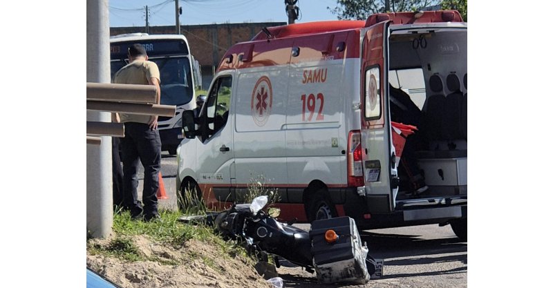 Colisão entre moto e carro deixa homem ferido em Imbituba