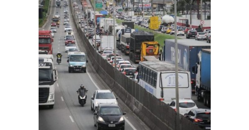 Com 400 mil veículos, fluxo na BR-101 em SC após Natal será 82% maior que o normal, estima PRF